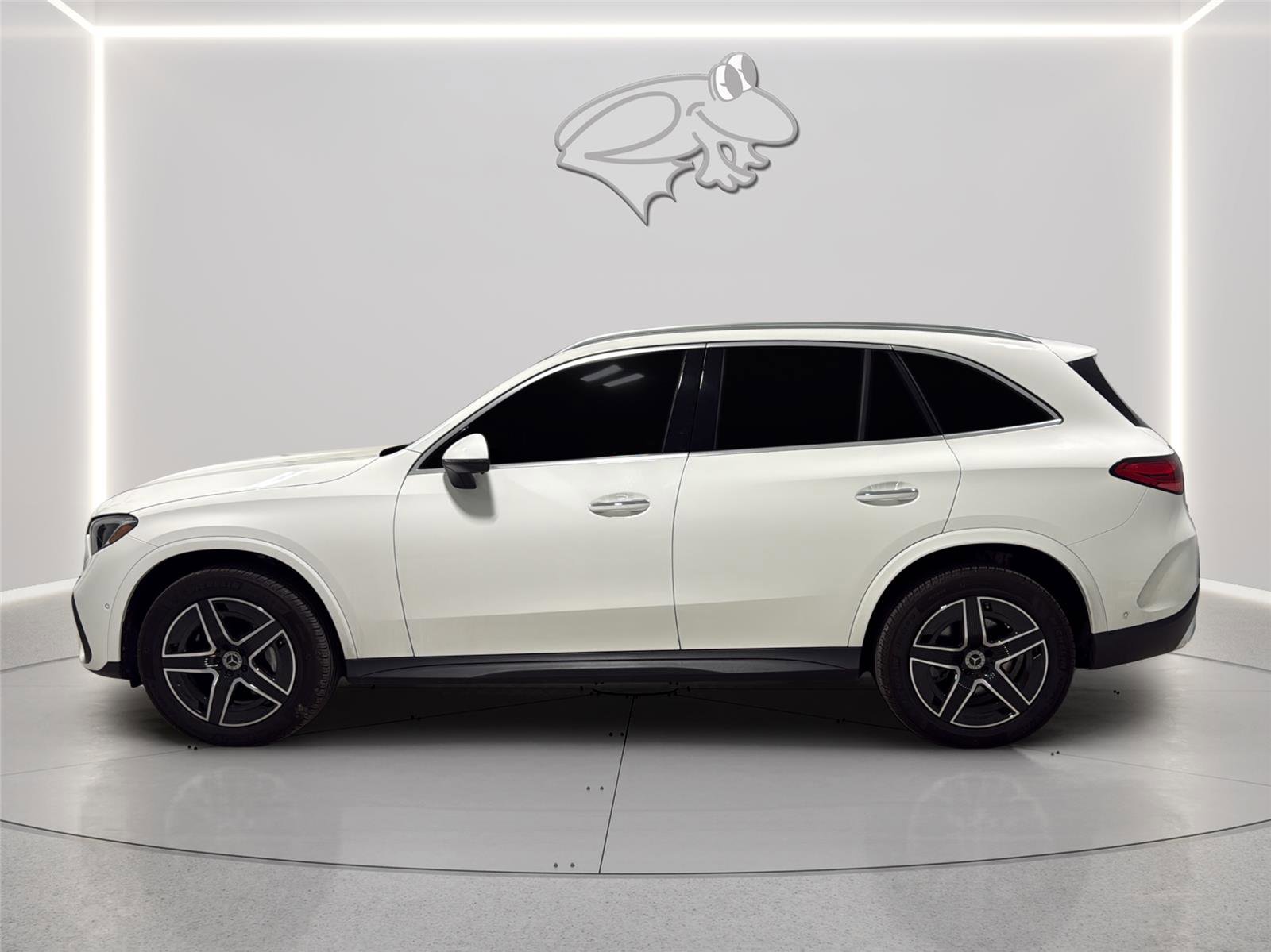 Used 2025 Mercedes-Benz GLC 300 4MATIC image 2