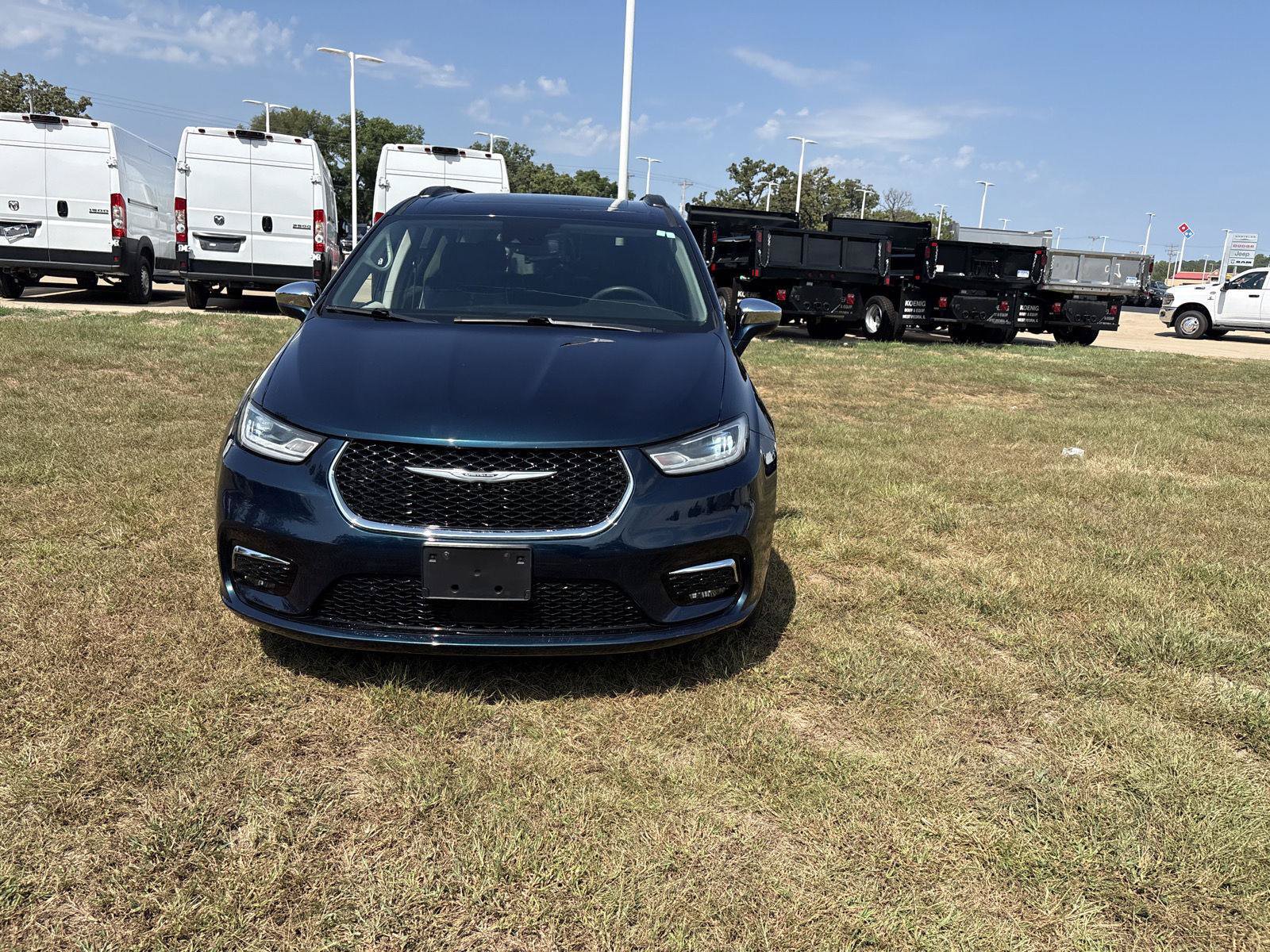 Used 2022 Chrysler Pacifica Limited w/ Uconnect Theater Family Group AWD/4WD image 2
