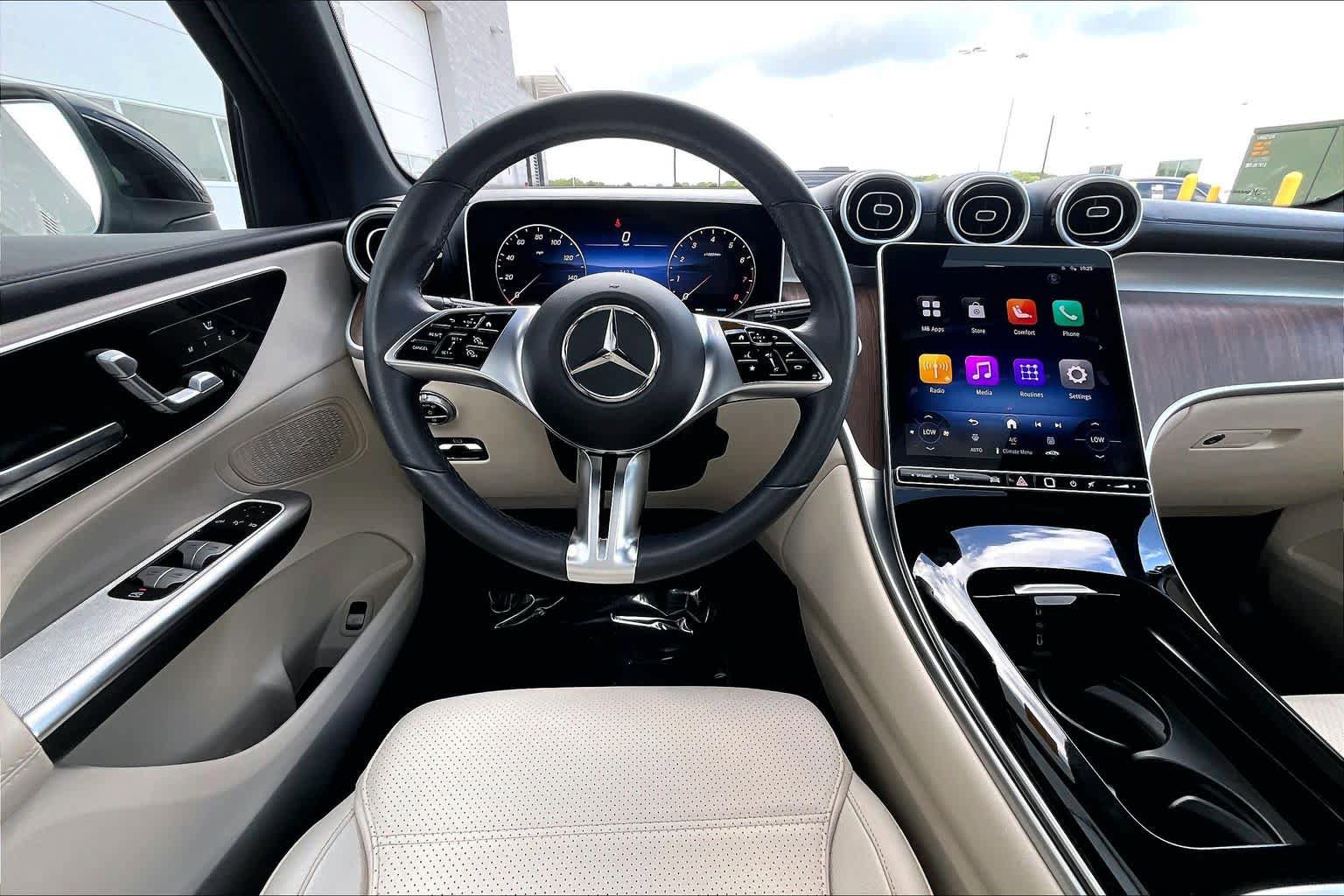 Used 2025 Mercedes-Benz GLC 300 image 6