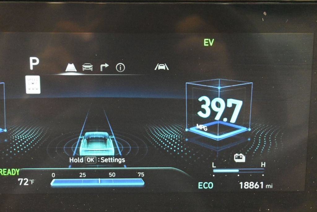 Used 2024 Hyundai Elantra Limited FWD image 16
