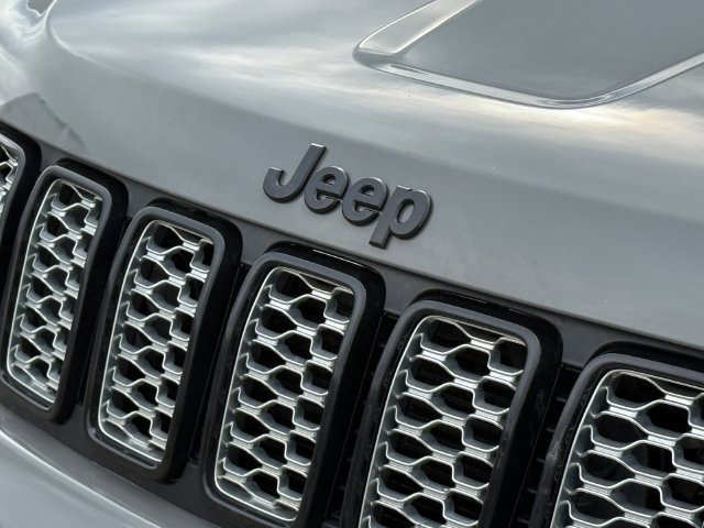 Used 2019 Jeep Grand Cherokee Altitude AWD/4WD image 8