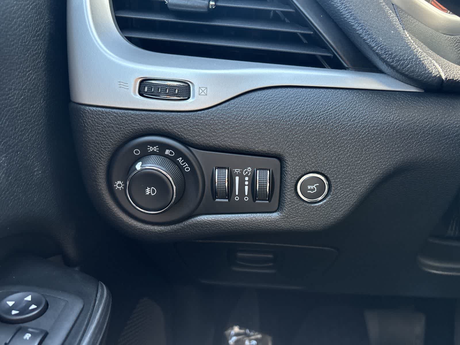 Used 2014 Jeep Cherokee Trailhawk w/ Comfort/Convenience Group AWD/4WD image 16