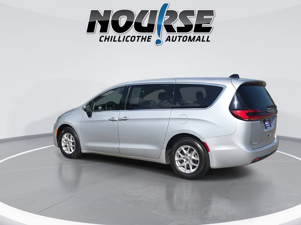 Used 2023 Chrysler Pacifica Touring-L FWD image 6