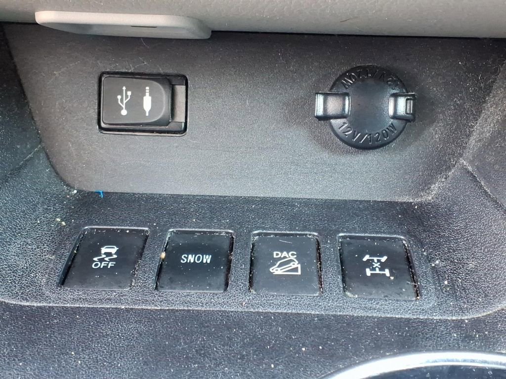 Used 2014 Toyota Highlander LE AWD/4WD image 13