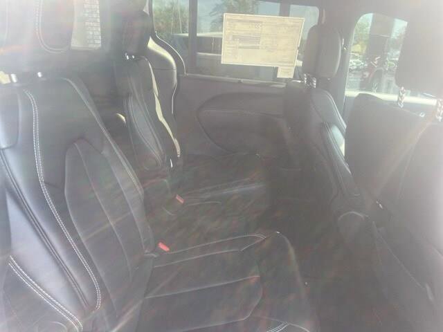 New 2026 Chrysler Pacifica Select image 16