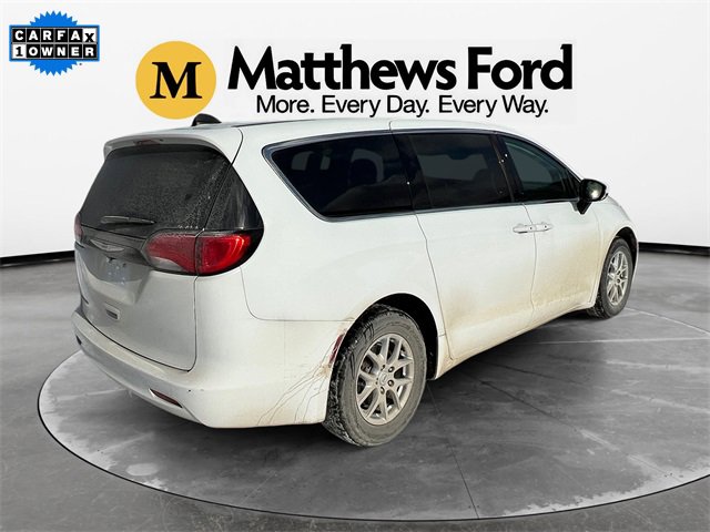 Used 2023 Chrysler Voyager LX image 5