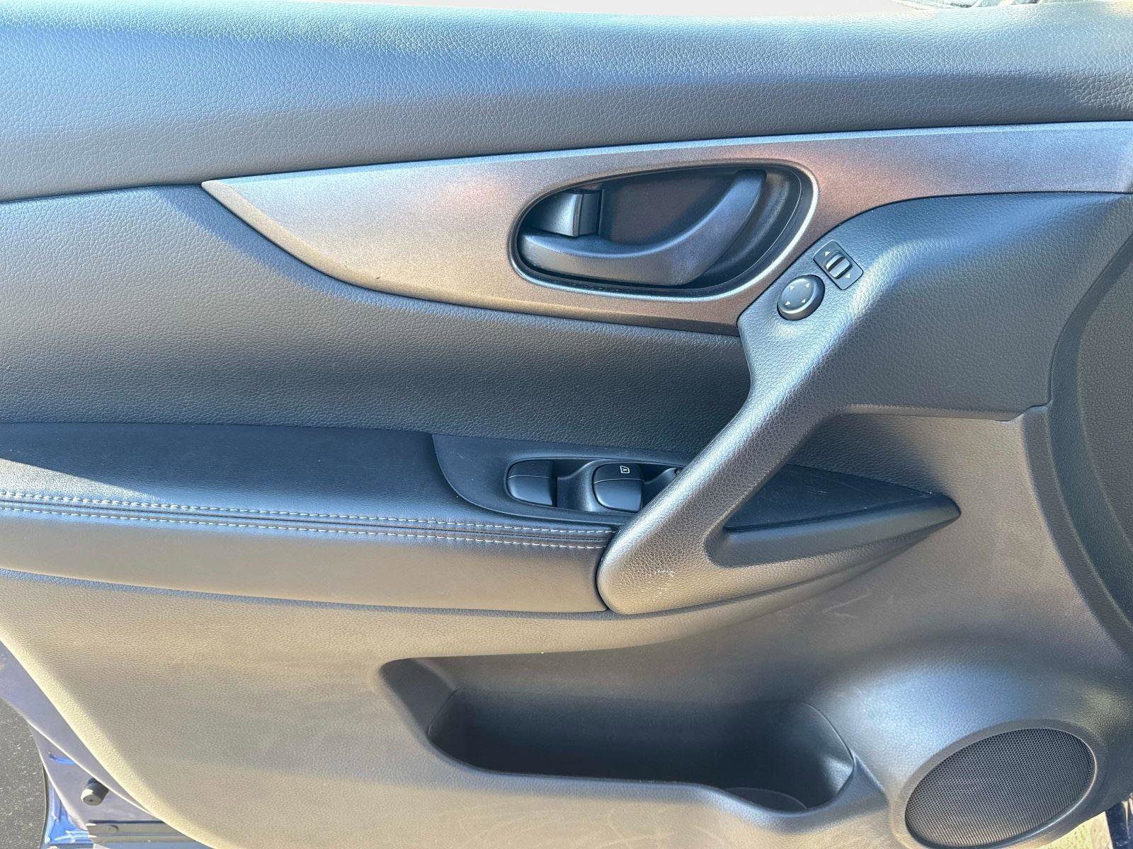 Used 2021 Nissan Rogue Sport S image 17