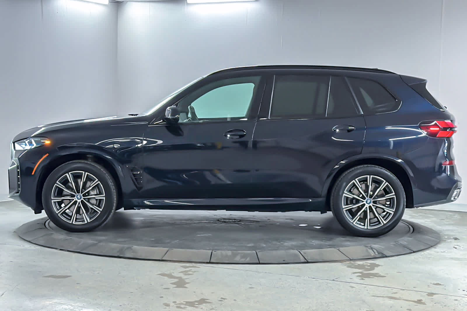 Used 2024 BMW X5 xDrive50e w/ M Sport Package AWD/4WD image 5