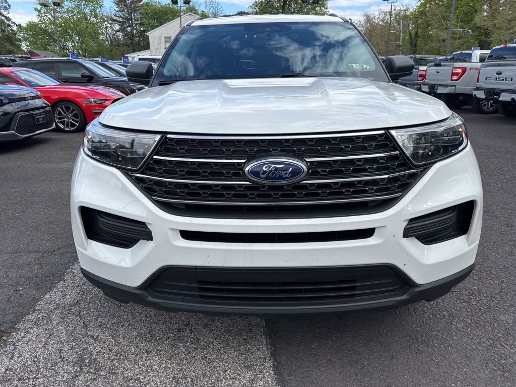 Used 2023 Ford Explorer XLT AWD/4WD image 2