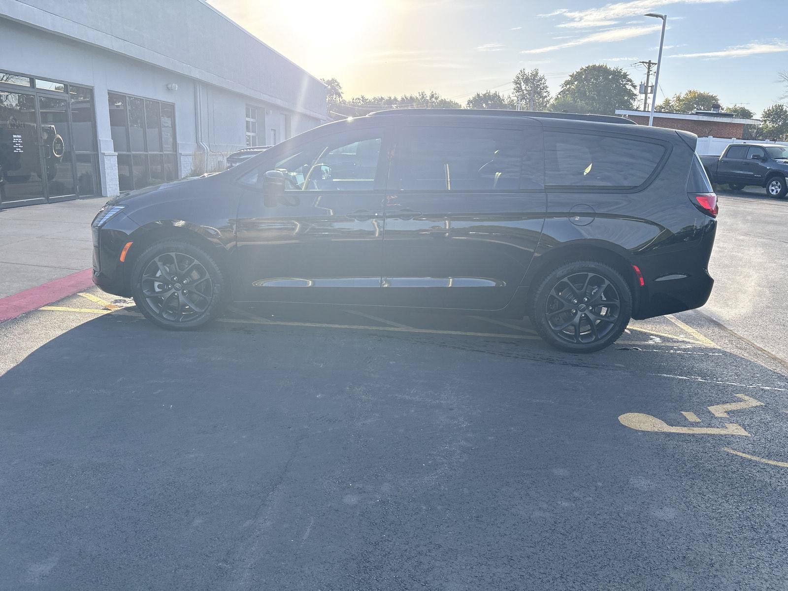 New 2027 Chrysler Pacifica Limited AWD/4WD image 8