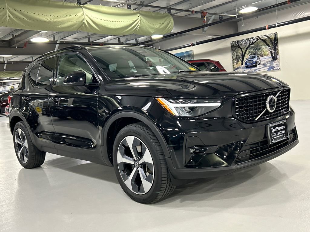 Used 2023 Volvo XC40 B5 Plus w/ Driver Assist Package AWD/4WD image 1