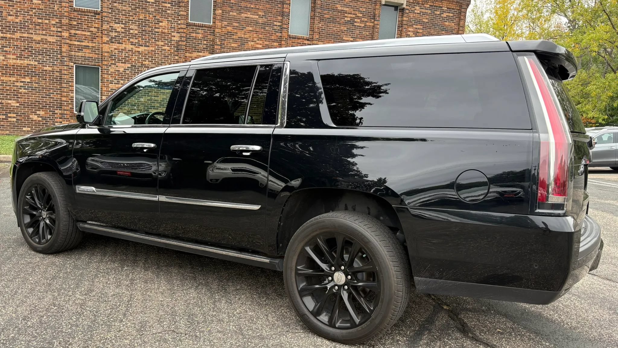 Used 2017 Cadillac Escalade ESV Premium Luxury AWD/4WD image 6