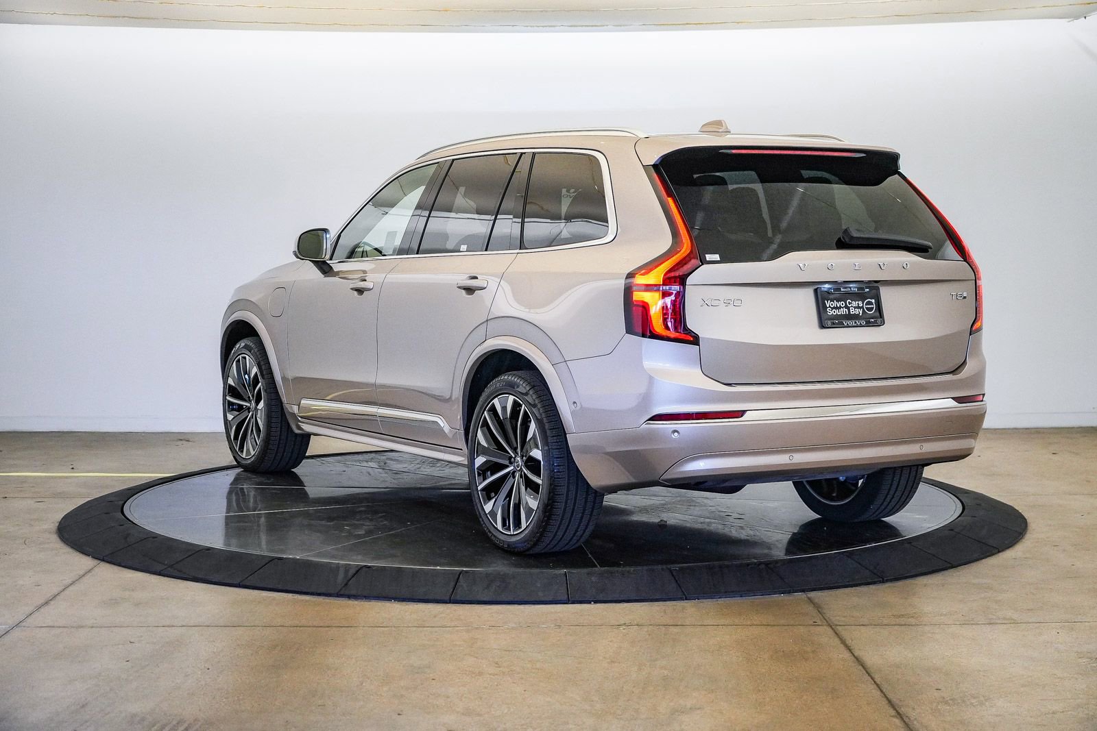 Certified 2026 Volvo XC90 T8 Plus w/ Protection Package Premier AWD/4WD image 2