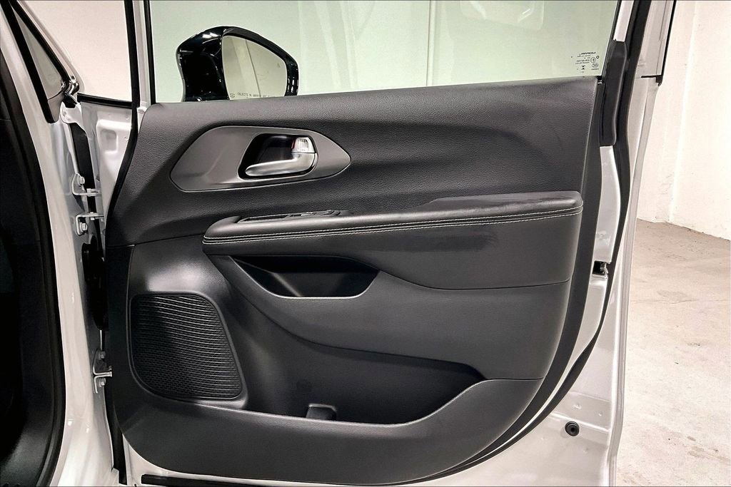 New 2026 Chrysler Pacifica Select image 11
