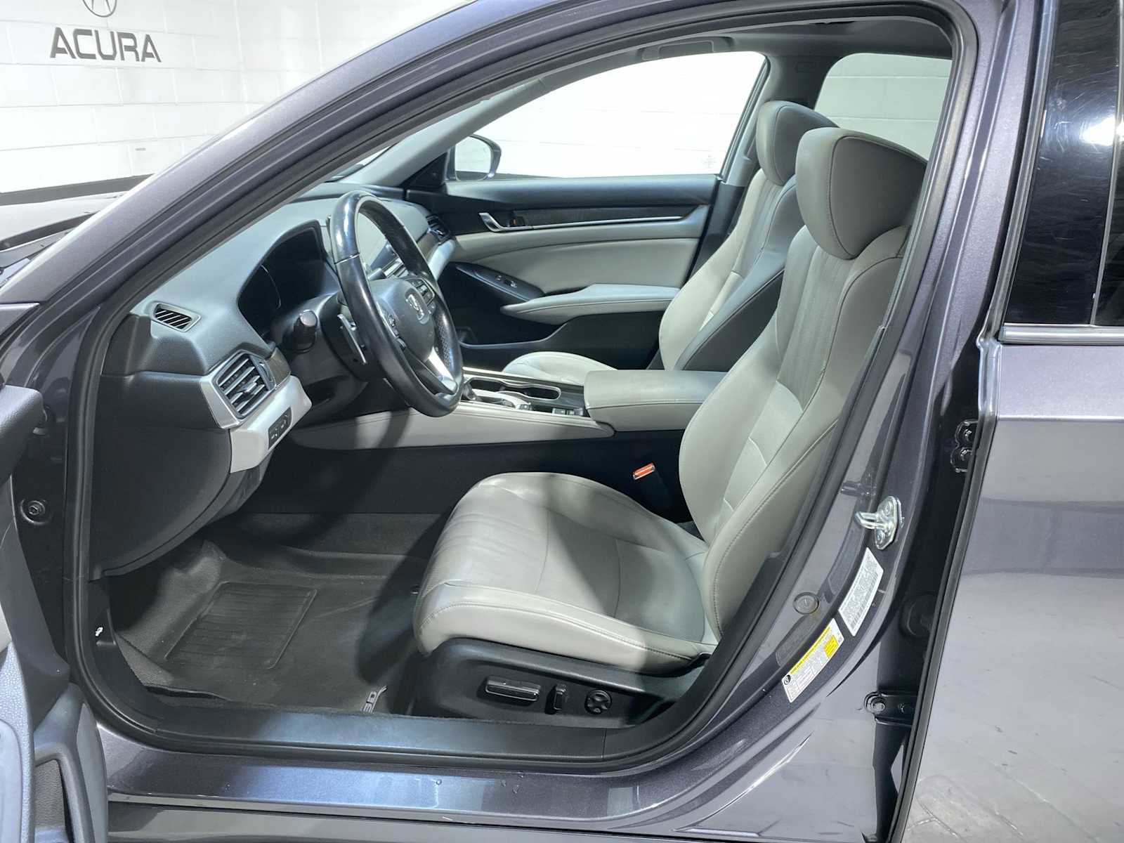 Used 2018 Honda Accord Touring video 2