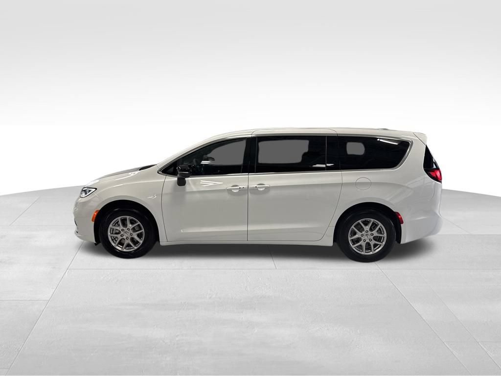Used 2025 Chrysler Pacifica Select FWD image 2