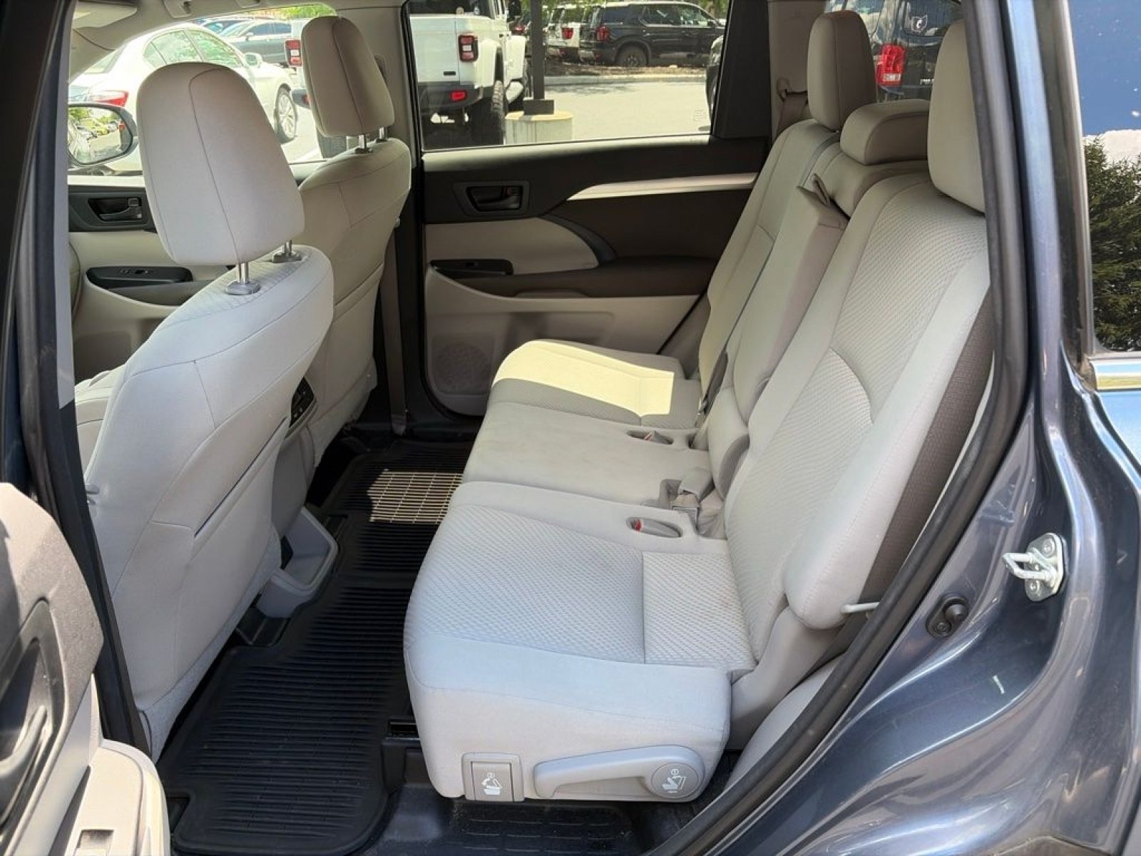 Used 2016 Toyota Highlander LE AWD/4WD image 19