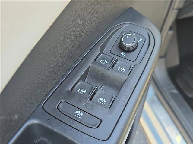 New 2026 Volkswagen Taos SE FWD image 5