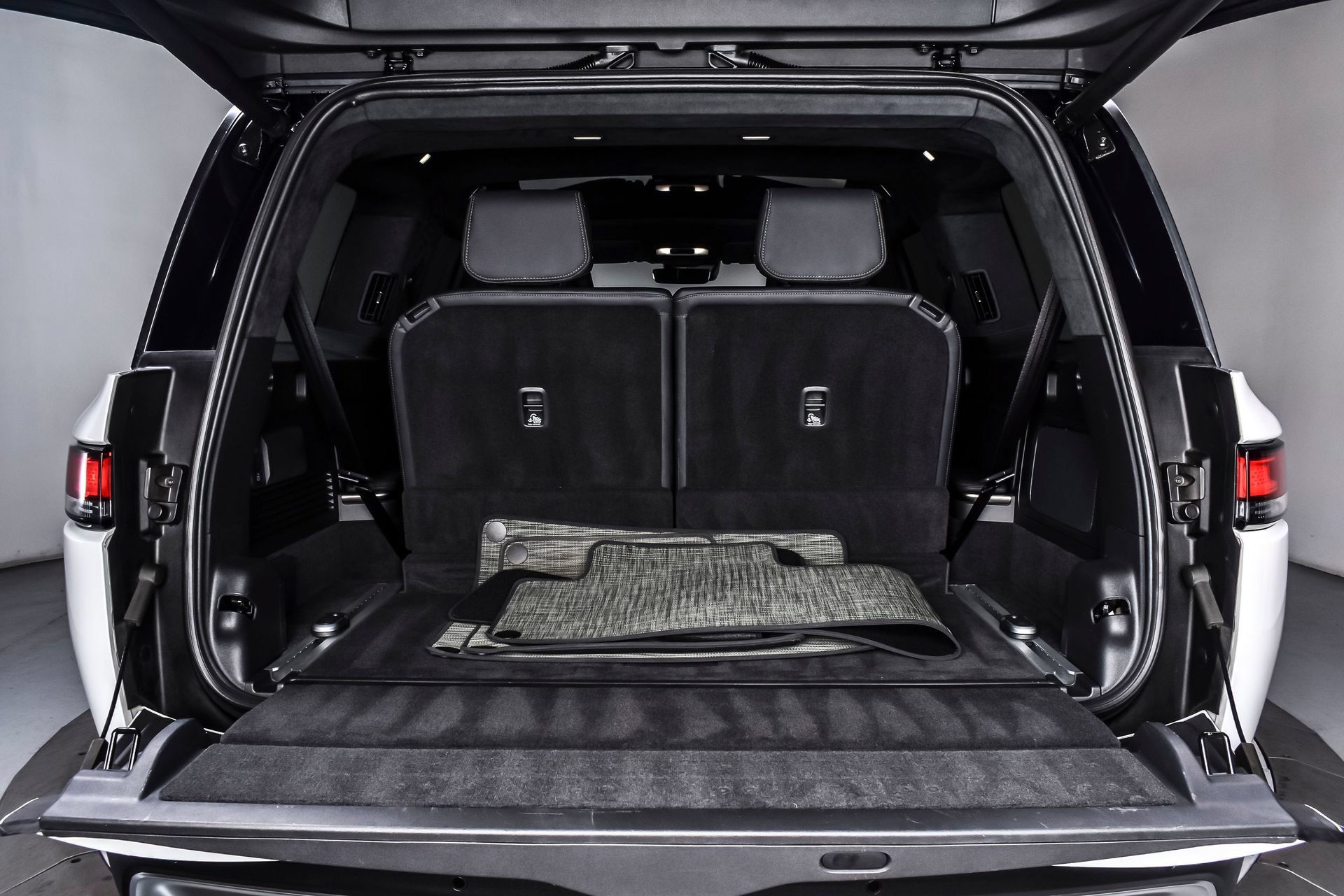 Used 2024 Rivian R1S Adventure AWD/4WD image 13