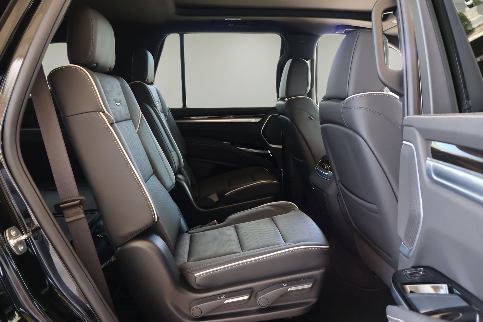 Used 2025 Cadillac Escalade Premium Luxury AWD/4WD image 22
