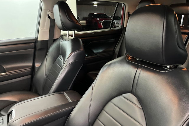 Used 2023 Toyota Highlander XLE AWD/4WD image 16