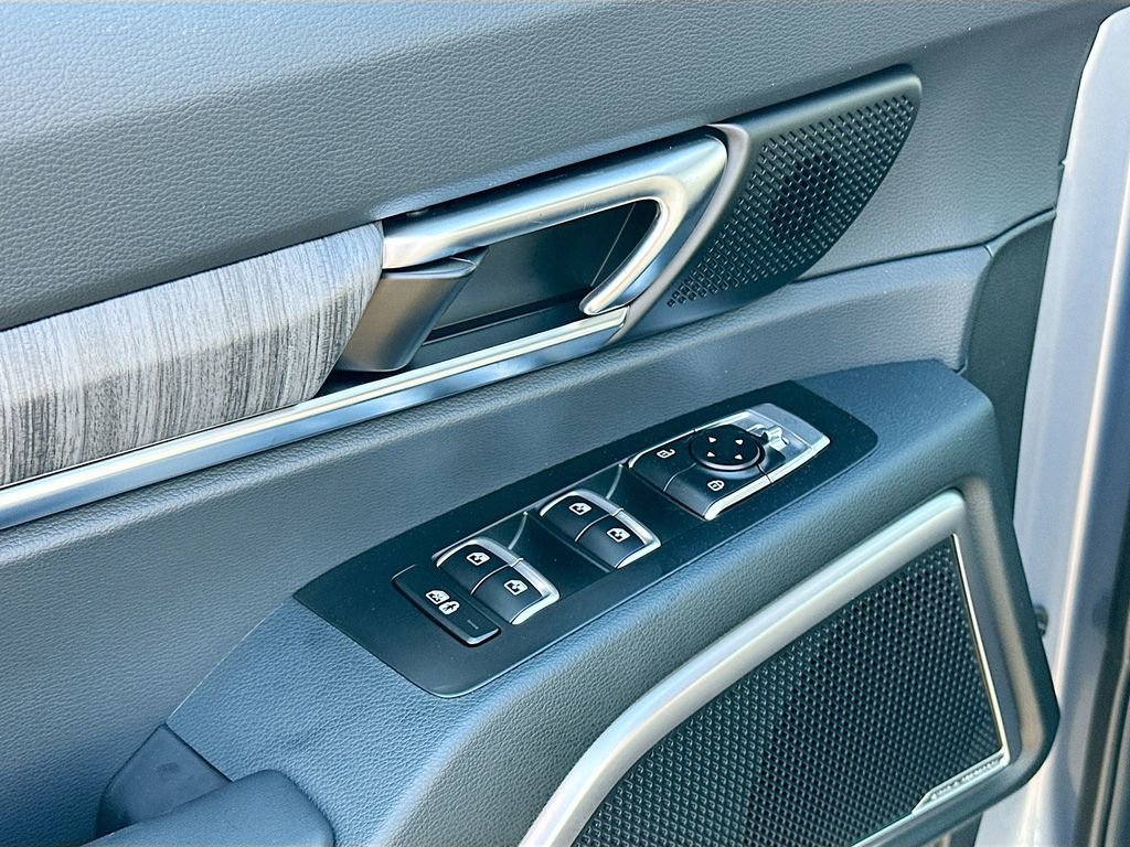 Used 2025 Kia Telluride EX w/ EX Captain's Chair Package image 18