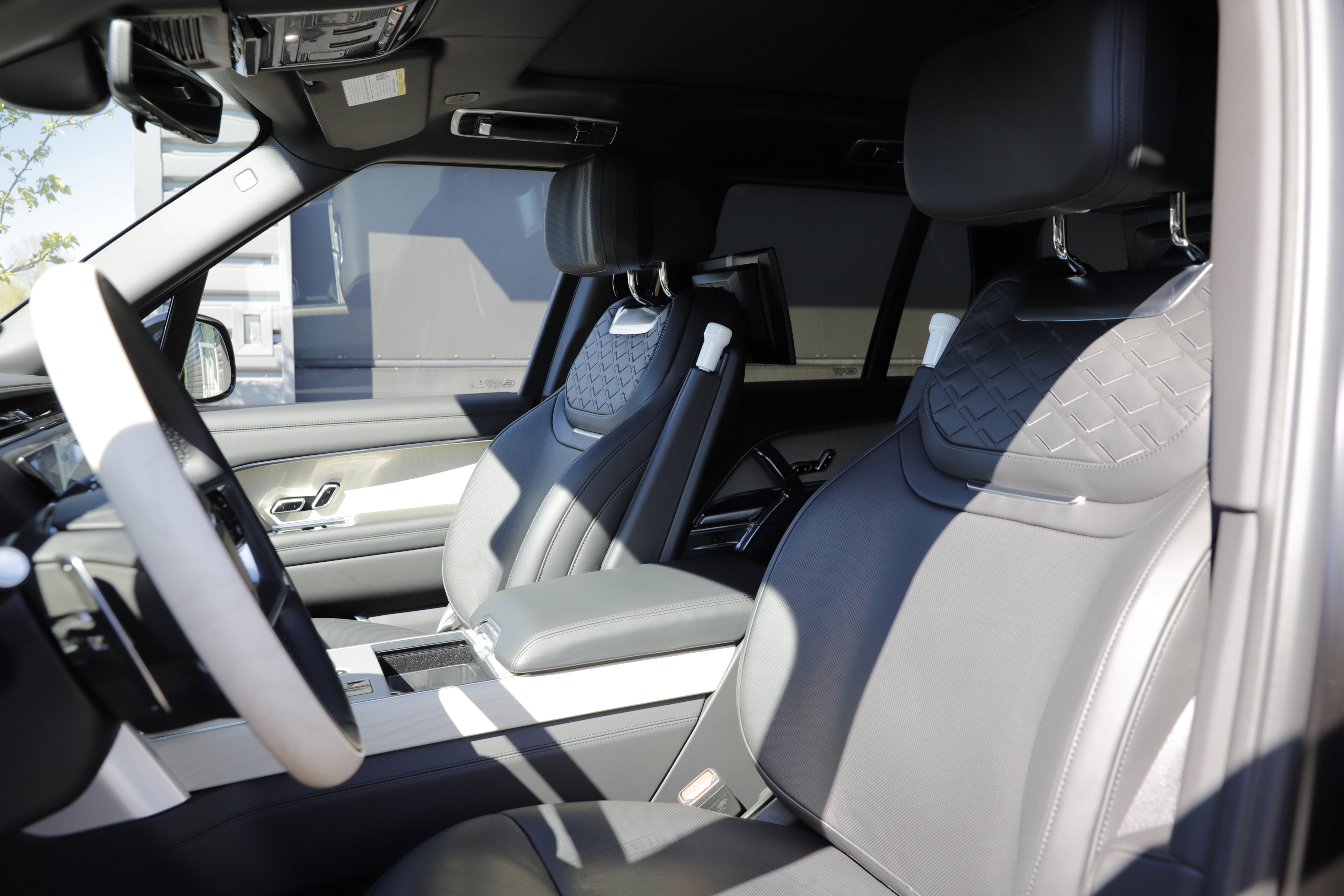 New 2026 Land Rover Range Rover SV AWD/4WD image 17