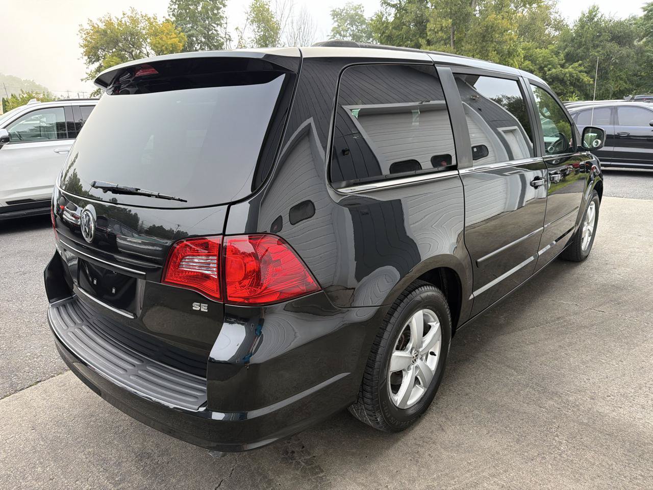 Used 2011 Volkswagen Routan SE FWD image 4