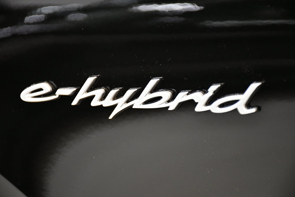 Certified 2025 Porsche Cayenne E-Hybrid Coupe AWD/4WD image 12