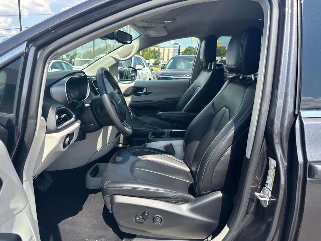 Used 2023 Chrysler Pacifica Touring-L FWD image 11
