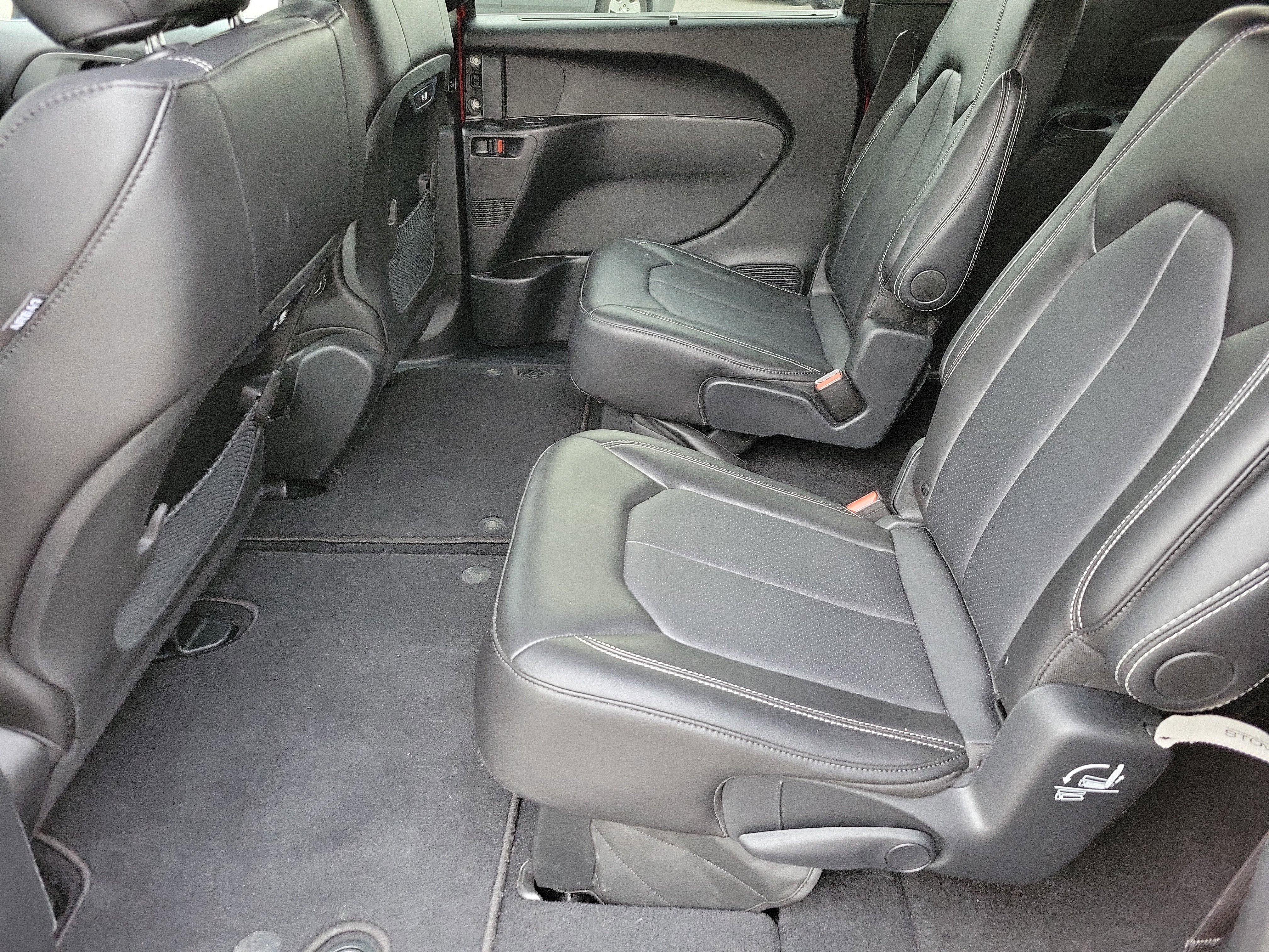 Used 2025 Chrysler Pacifica Select FWD image 8
