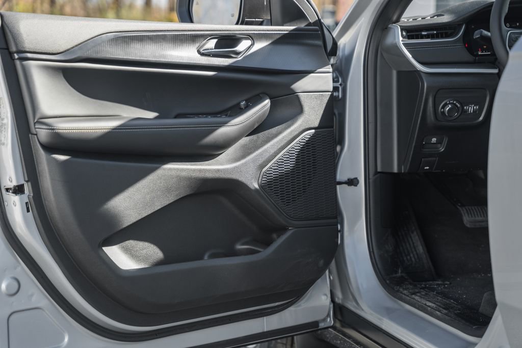 New 2025 Jeep Grand Cherokee Laredo X w/ Luxury Tech Group I image 35