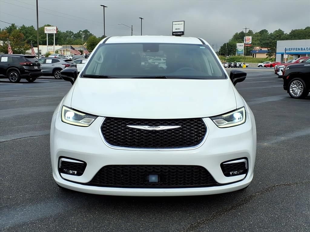 Used 2024 Chrysler Pacifica Touring-L FWD image 2