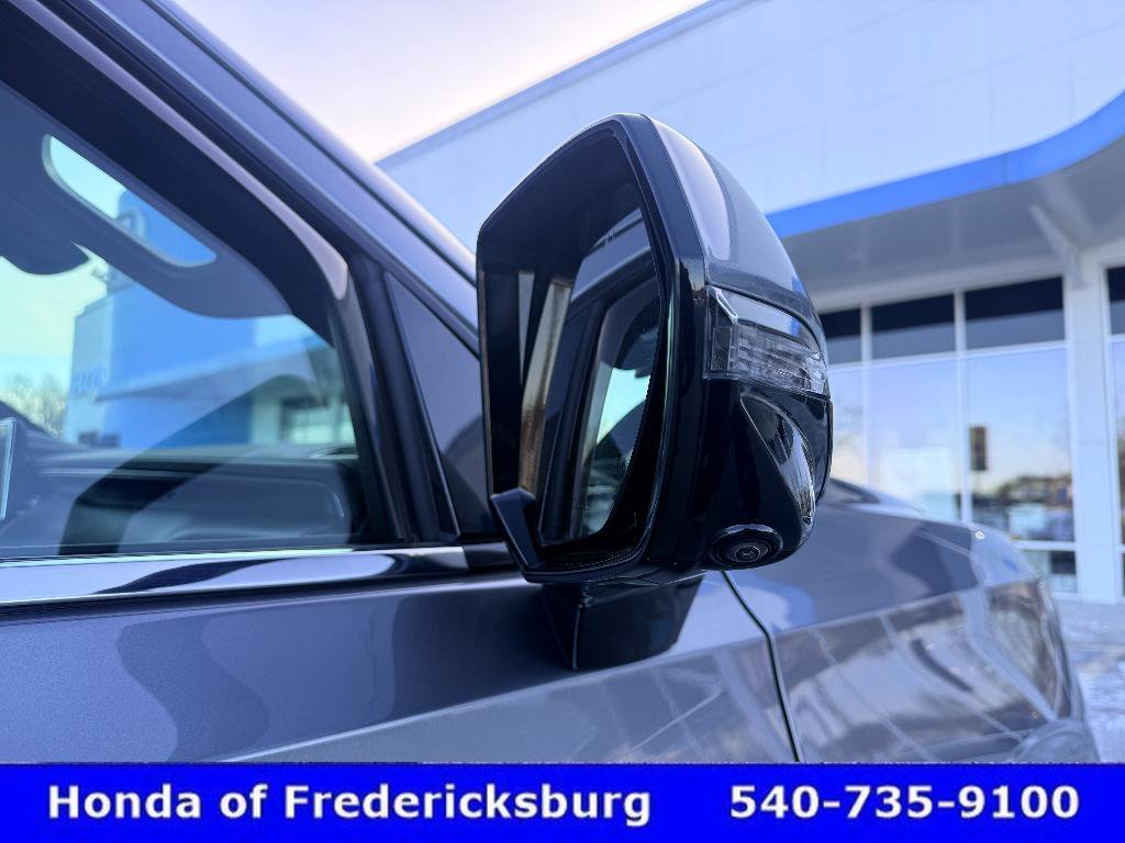 Used 2022 Chevrolet Suburban LT w/ Luxury Package image 16