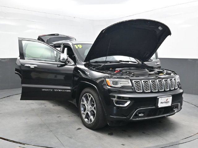Used 2019 Jeep Grand Cherokee Overland AWD/4WD image 41