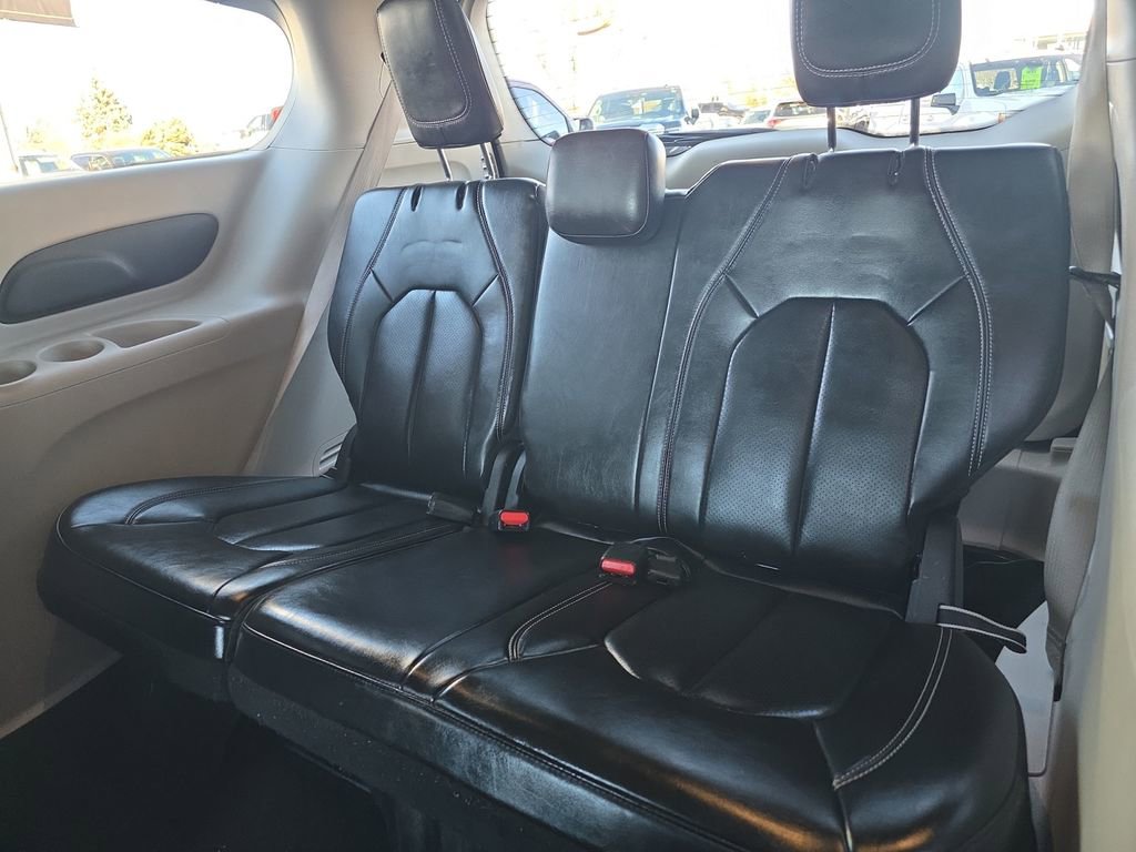 Used 2023 Chrysler Pacifica Touring-L image 19