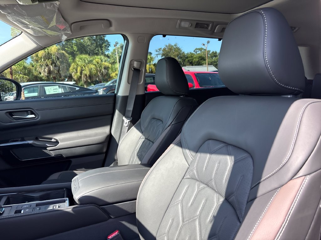 New 2026 Nissan Pathfinder Platinum FWD image 4