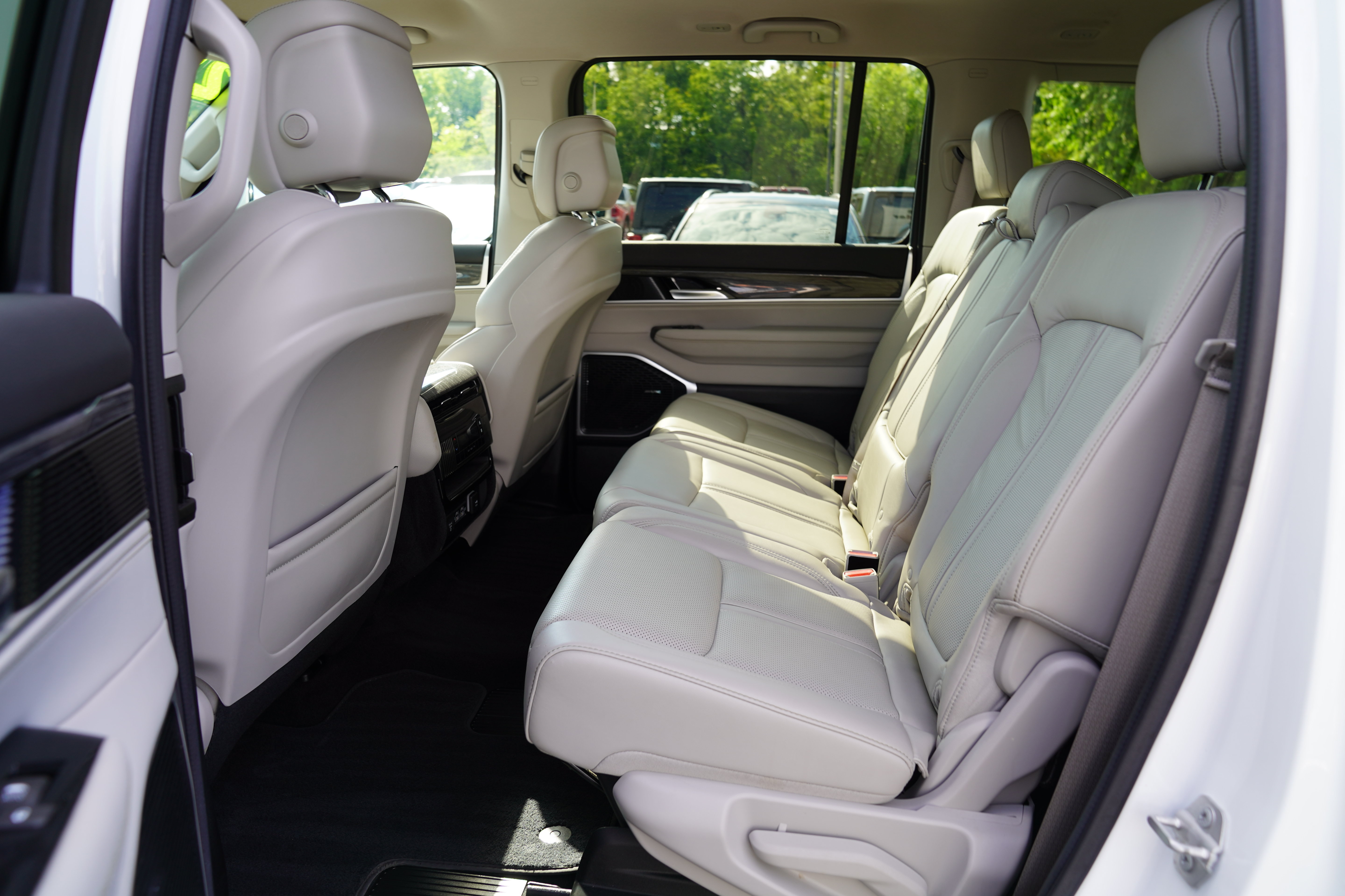 Used 2022 Jeep Wagoneer Series II AWD/4WD image 5