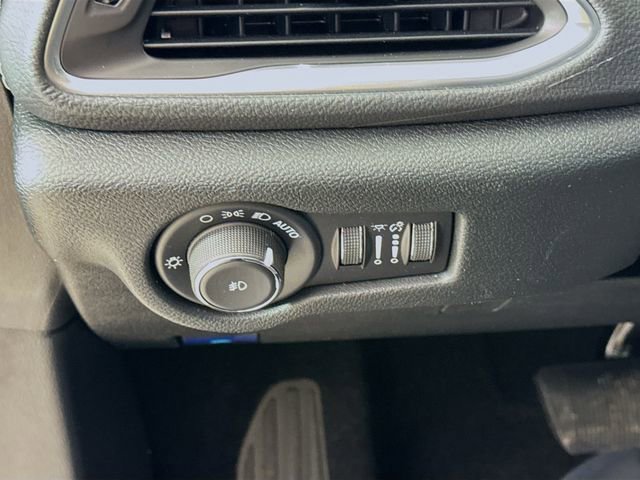 New 2026 Chrysler Pacifica Limited w/ Uconnect Theater Family Group image 10