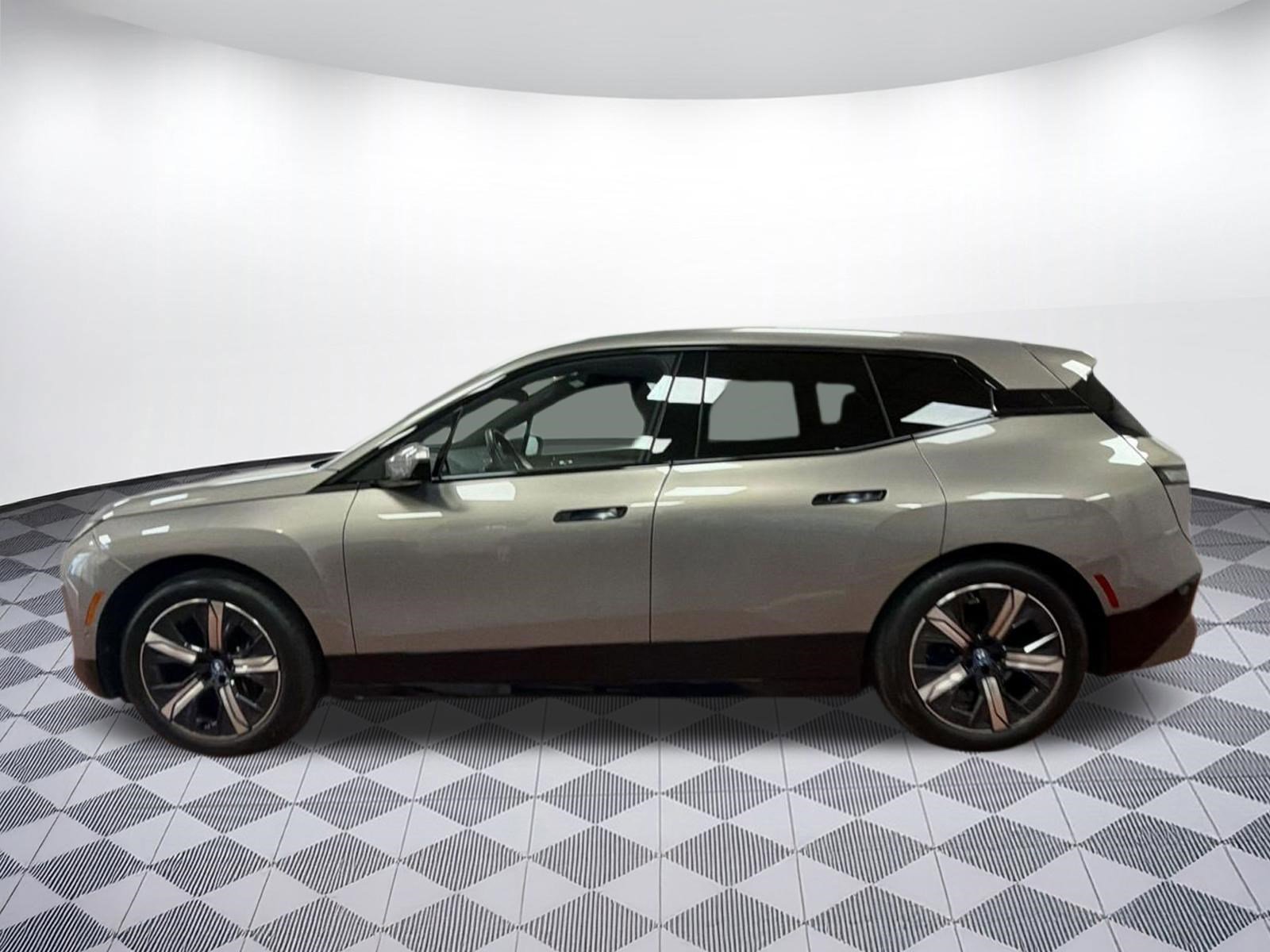 Used 2023 BMW iX xDrive50 w/ Premium Package image 2