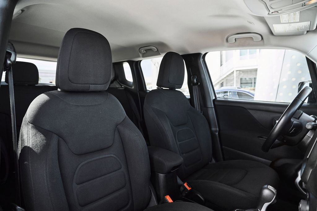 Used 2020 Jeep Renegade Latitude w/ UConnect 8.4 Nav Group AWD/4WD image 26