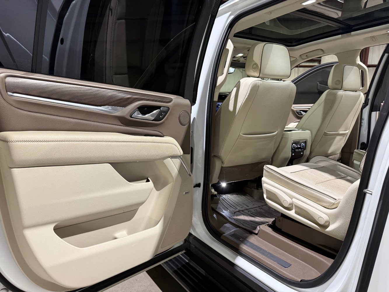 Used 2021 GMC Yukon XL Denali w/ Denali Premium Package image 18