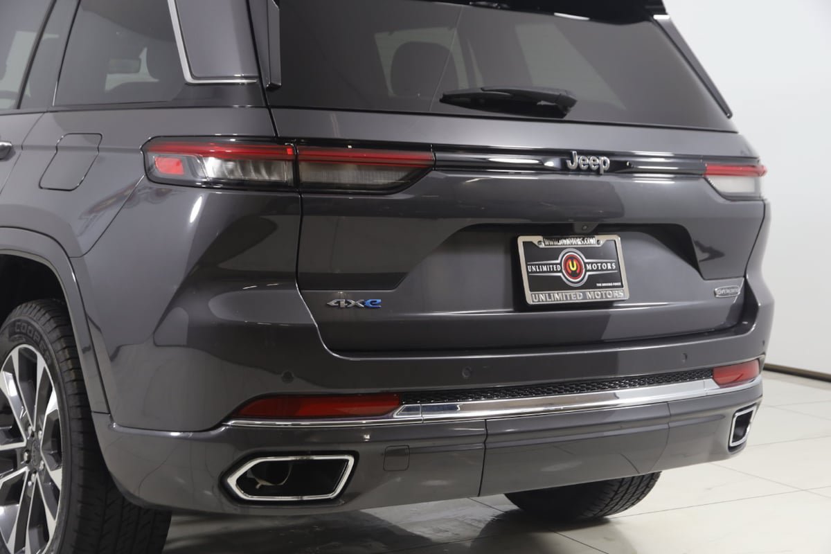 Used 2023 Jeep Grand Cherokee Overland w/ Luxury Tech Group IV AWD/4WD image 23