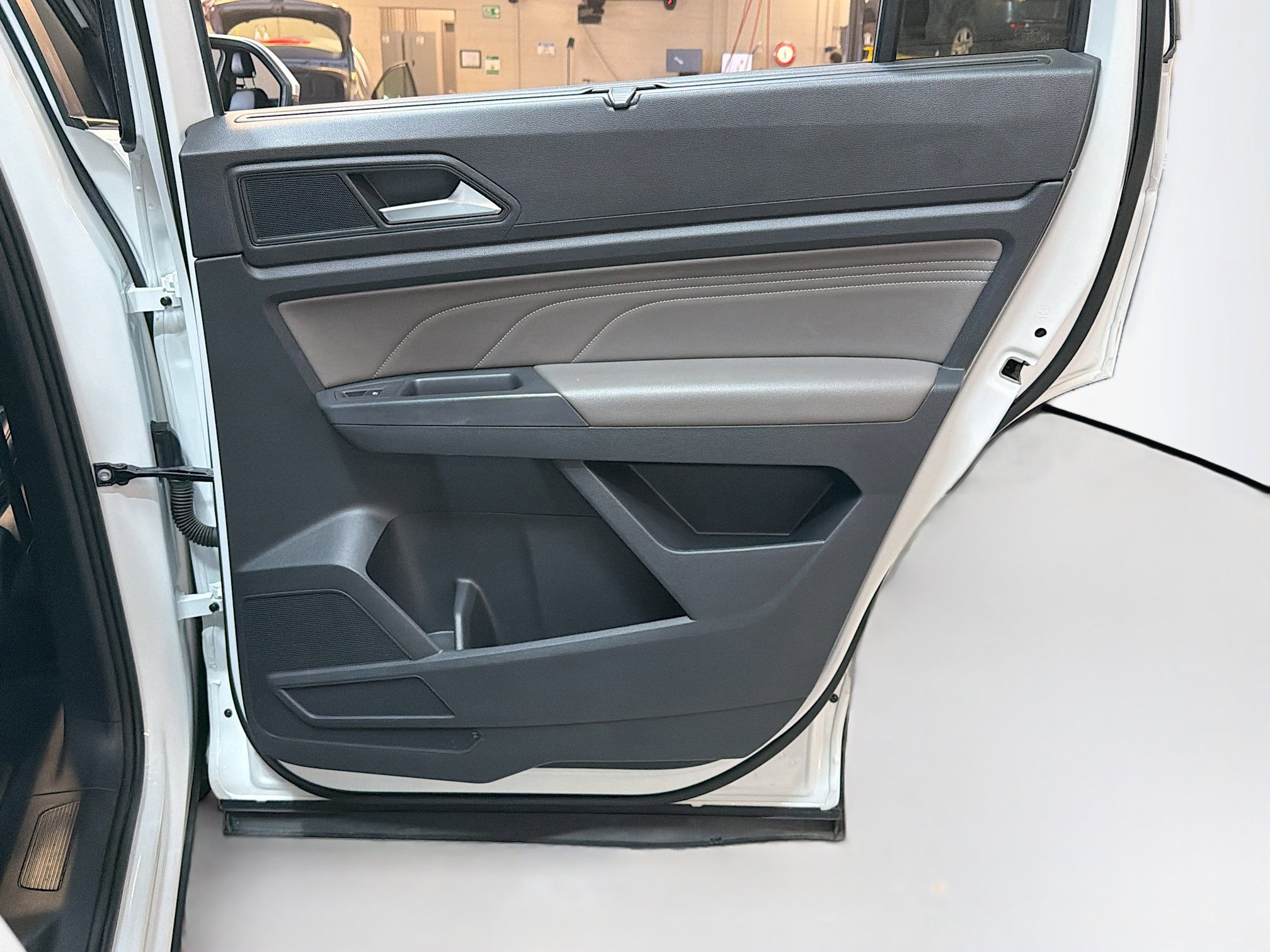 Used 2021 Volkswagen Atlas SE image 32