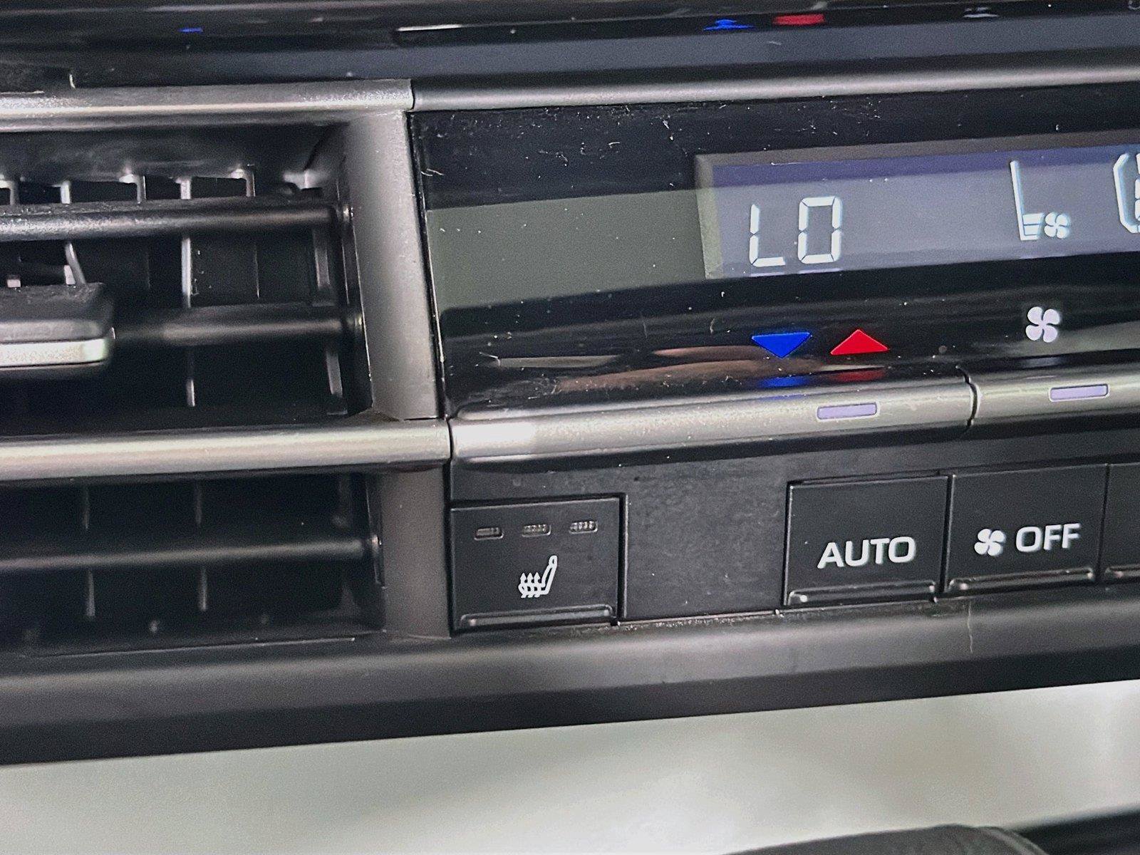 Used 2025 Toyota Sienna XLE FWD image 25