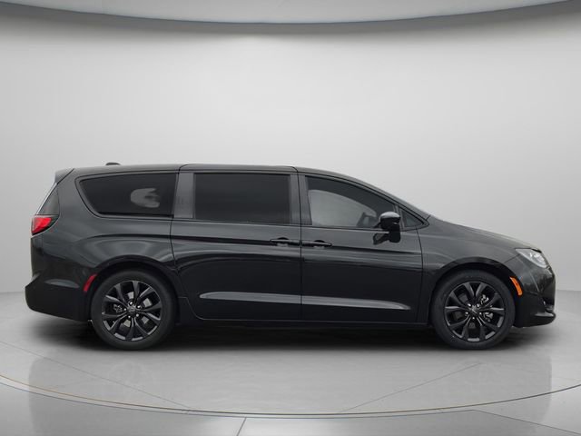 Used 2019 Chrysler Pacifica Touring Plus w/ Advanced Safetytec Group image 9