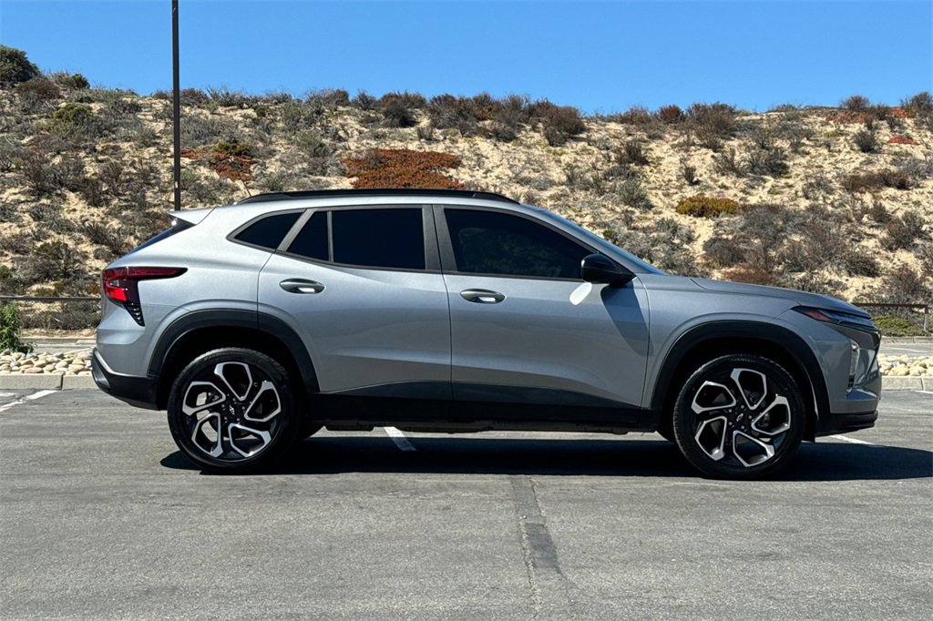 Used 2024 Chevrolet Trax RS w/ Sunroof Package image 2