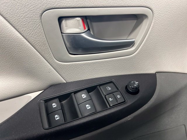 Used 2017 Toyota Sienna LE AWD/4WD image 21
