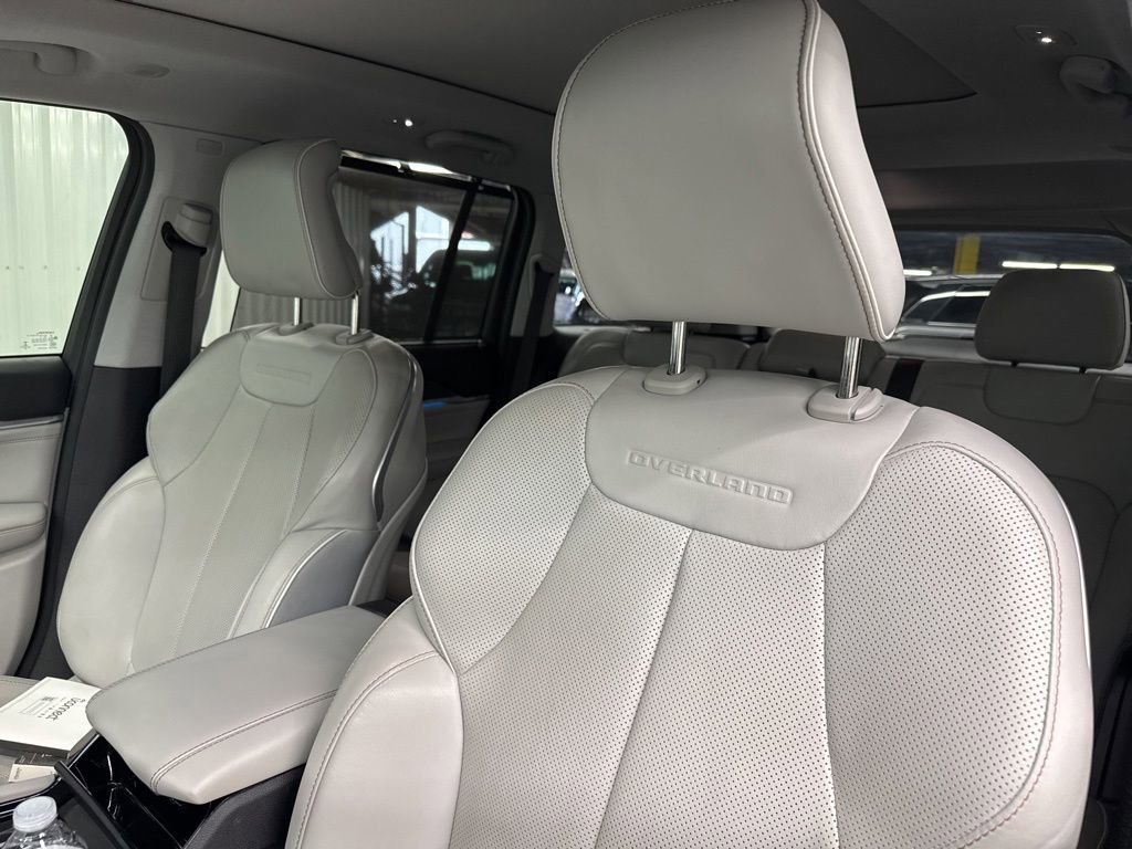 Used 2022 Jeep Grand Cherokee Overland w/ Luxury Tech Group IV AWD/4WD image 19