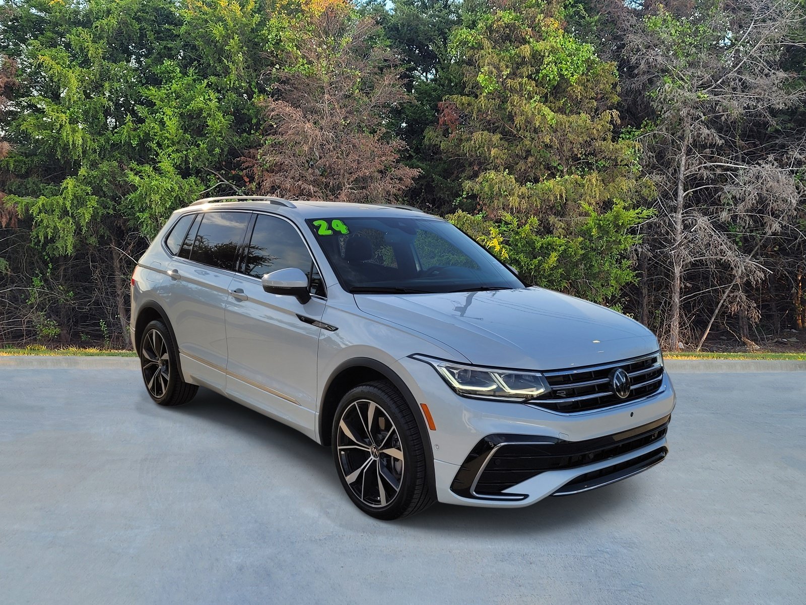Used 2024 Volkswagen Tiguan SEL R-Line w/ MDO Package, Two-Row AWD/4WD image 16